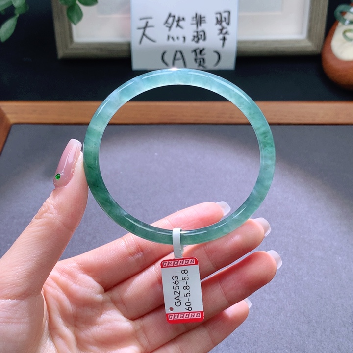 翡翠手镯未镶嵌天然翡翠手镯