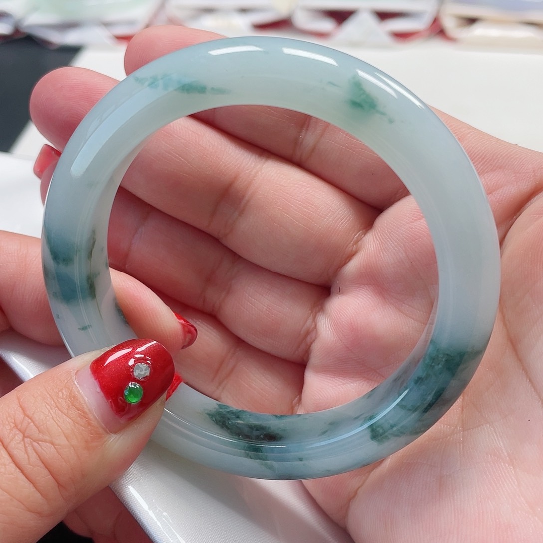 翡翠手镯（圆镯）未镶嵌缅甸翡翠手镯58圈，有纹裂