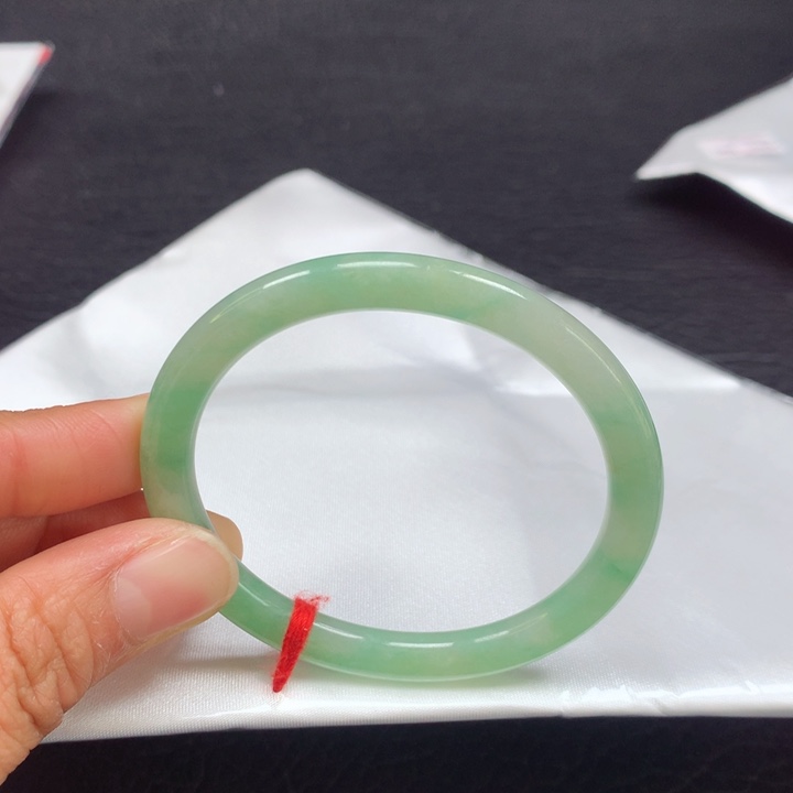 翡翠手镯（贵妃镯）未镶嵌52圈