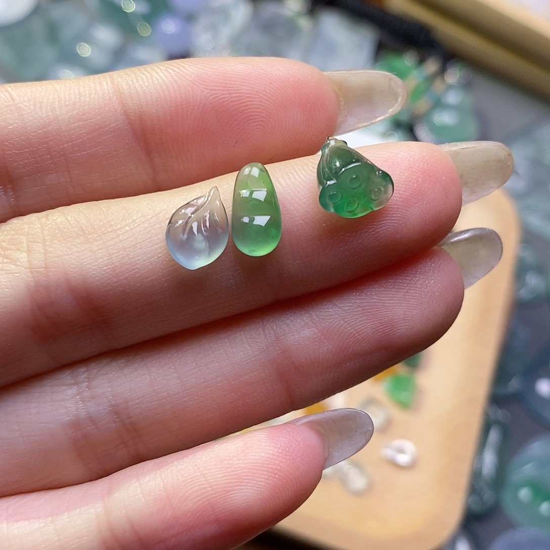 翡翠颈饰未镶嵌半****哒翡翠