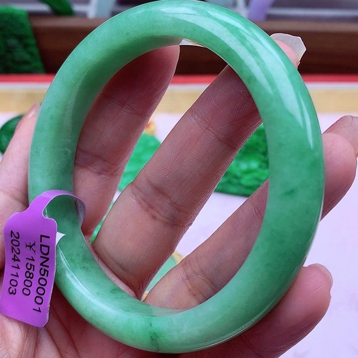 翡翠手镯未镶嵌翡翠