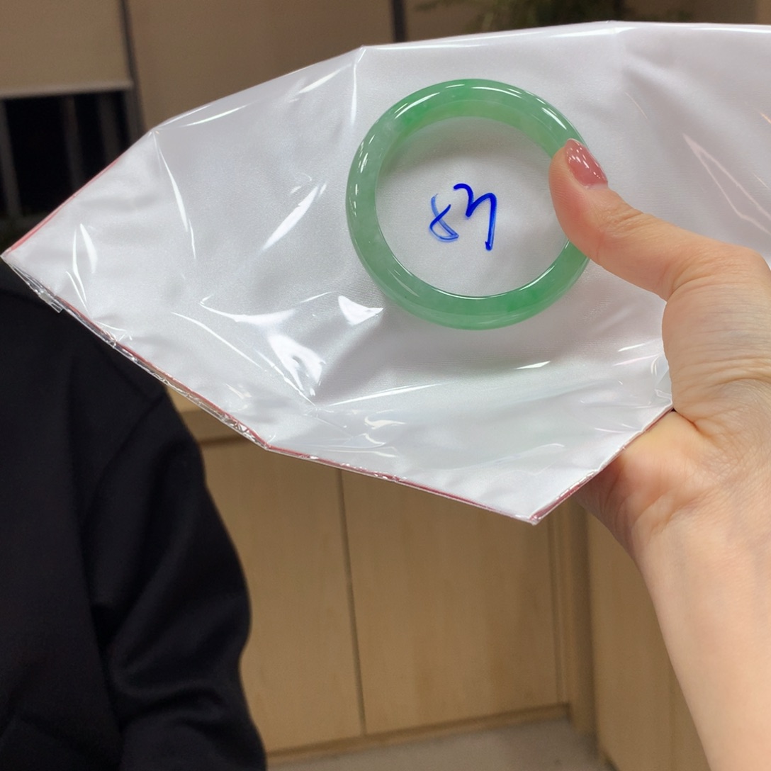 翡翠手镯未镶嵌不退不换