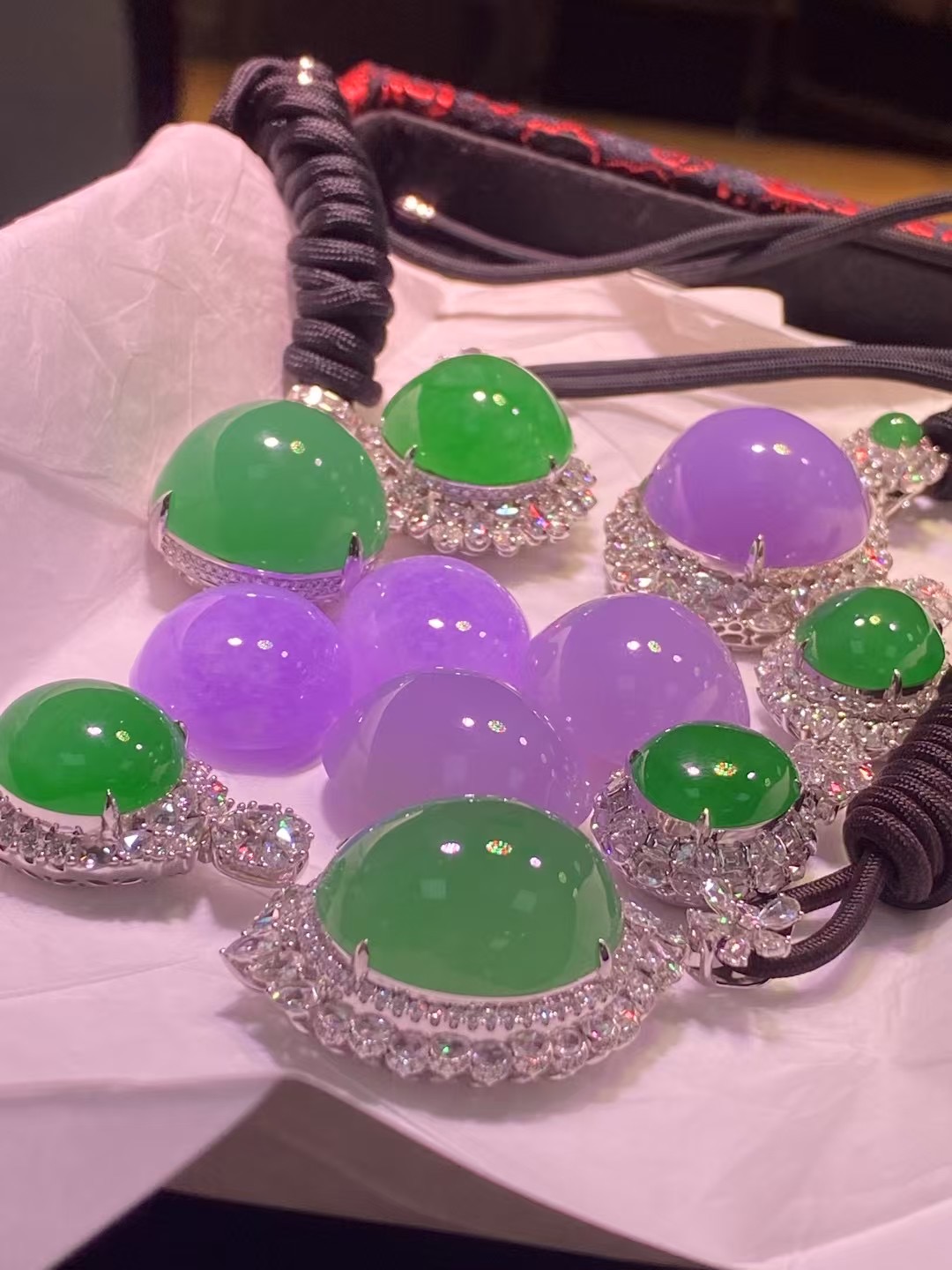 精工奢华翡翠吊坠直播间挑选发货一物一证，缅甸天然翡翠A货蛋面