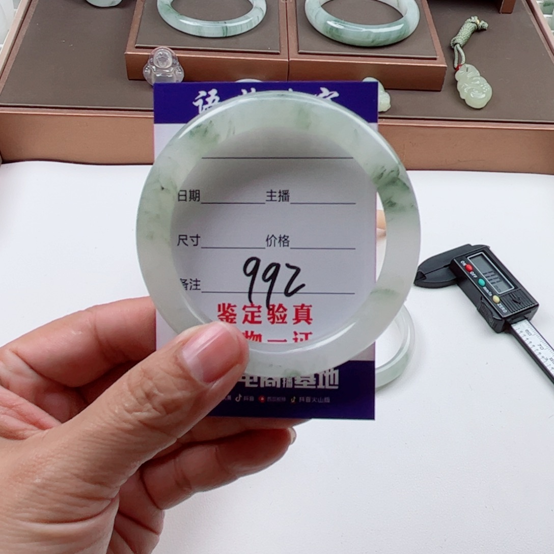 石英质玉手镯未镶嵌花****）