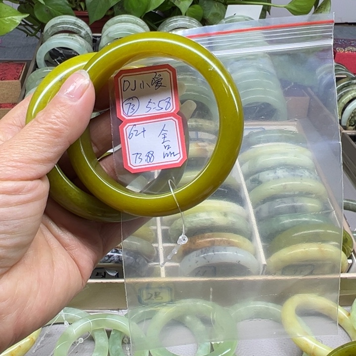 D***爱蛇纹石玉未镶嵌手镯73