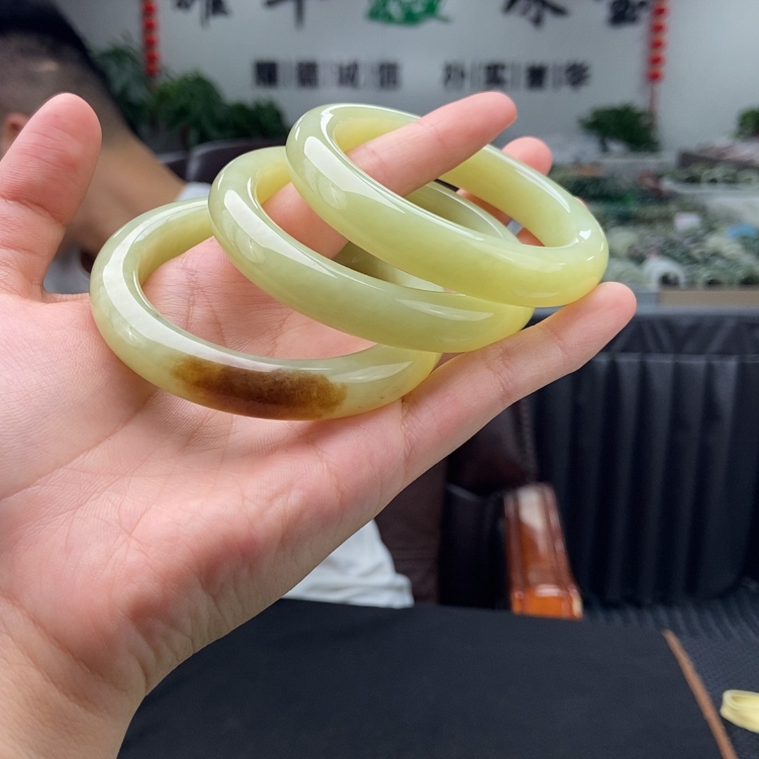 和田玉手镯未镶嵌50-57颜色多样性发拍一发一