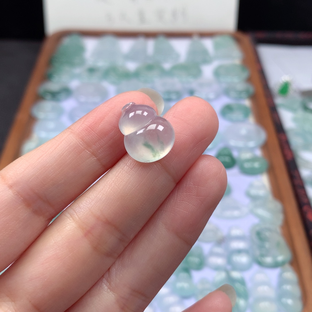 颈饰未镶嵌翡翠高冰飘花葫芦