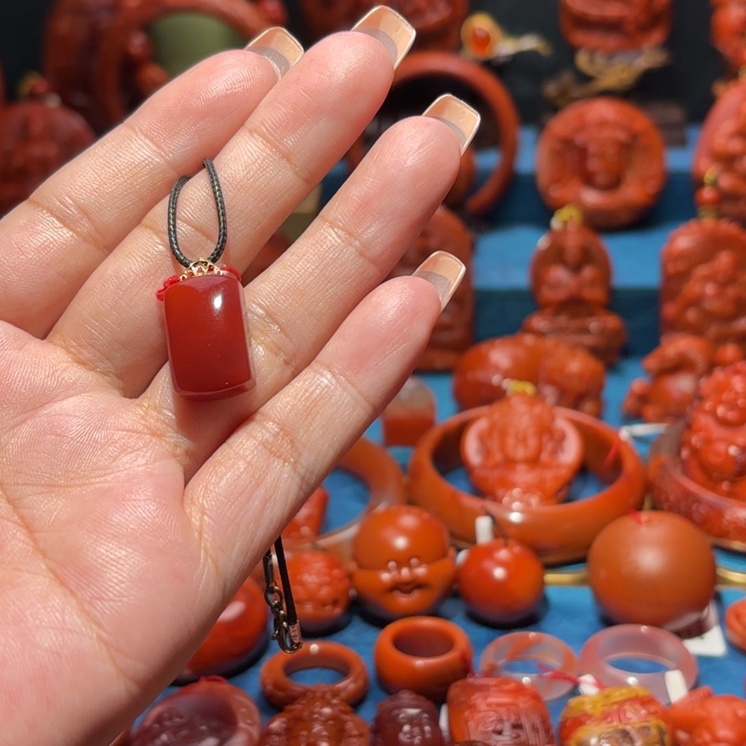 18K金镶嵌雕刻南红玛瑙