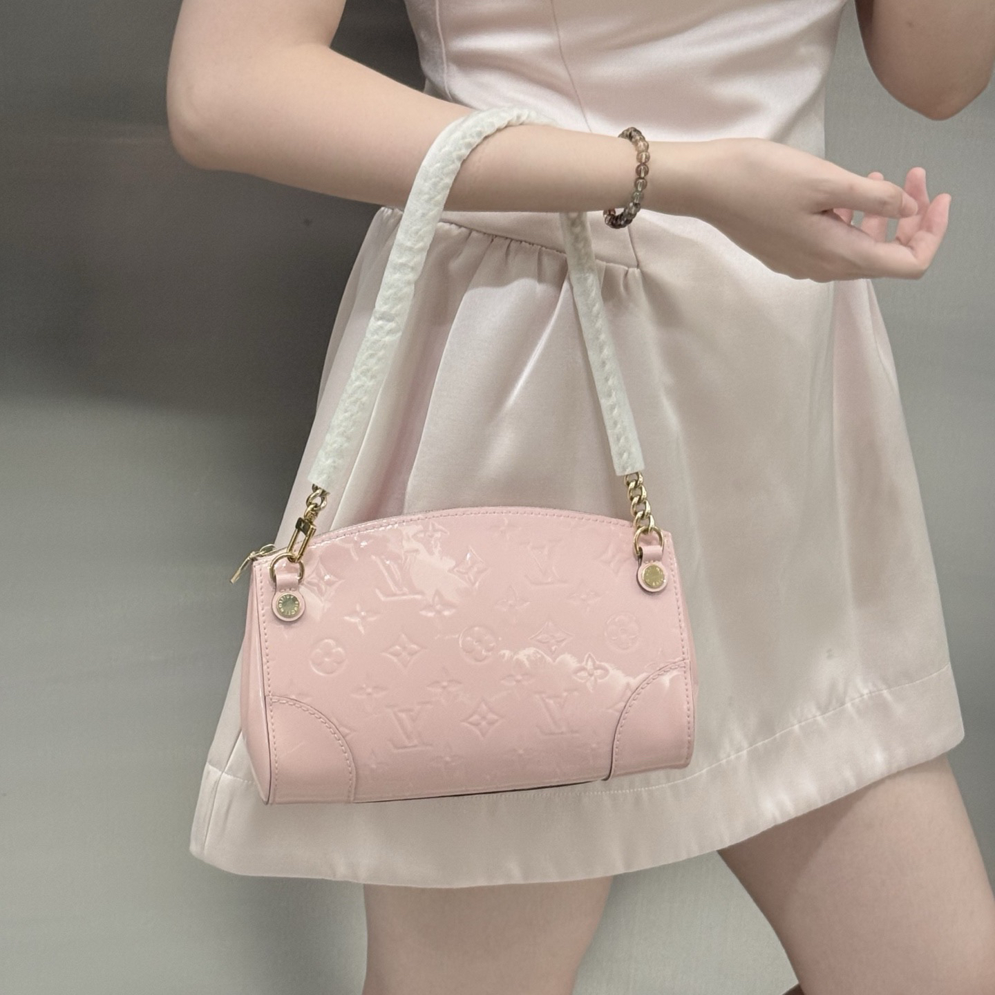 95新 LouisVuitton/路易威登 lv 樱花粉漆皮单肩腋下包