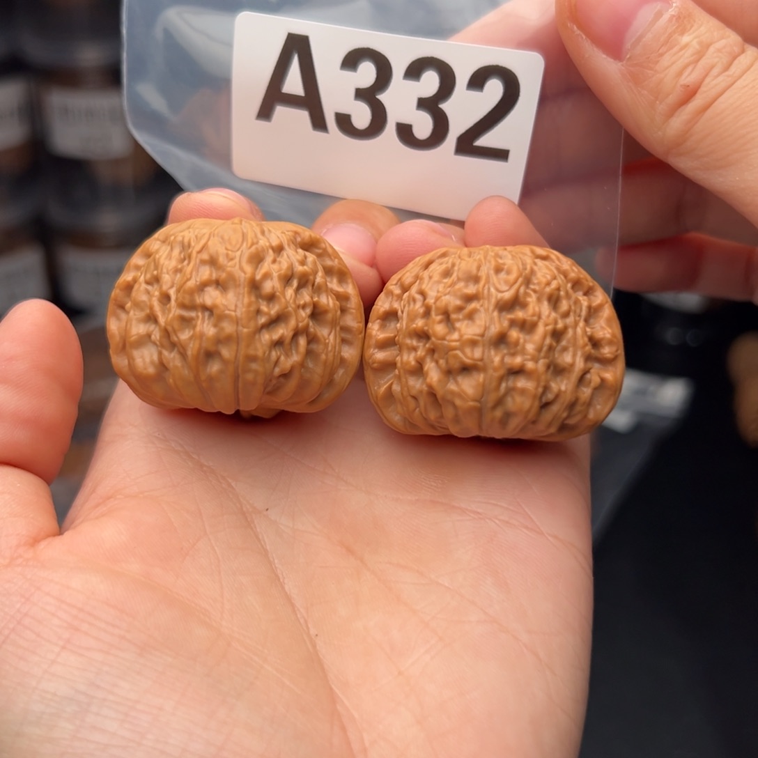 文玩核桃吊坠白狮子39