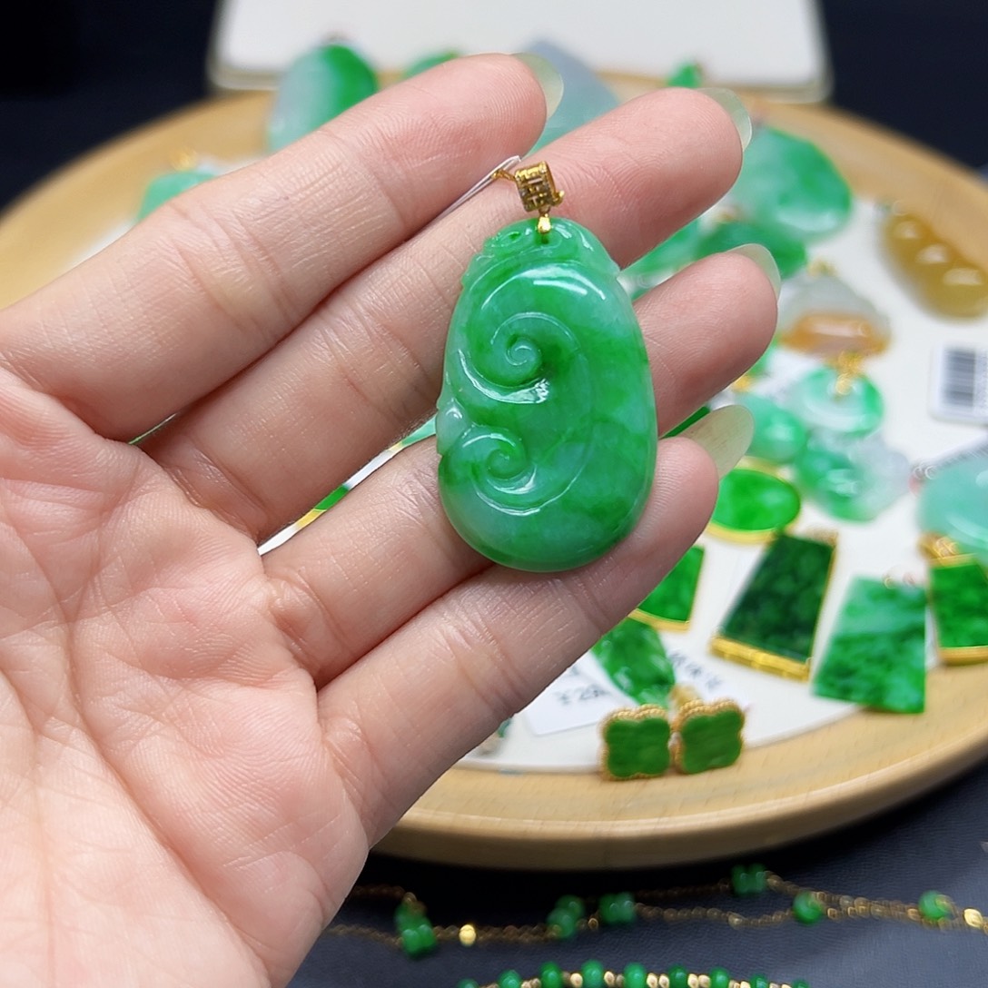 翡翠颈饰18K金镶嵌天然缅料A货一件