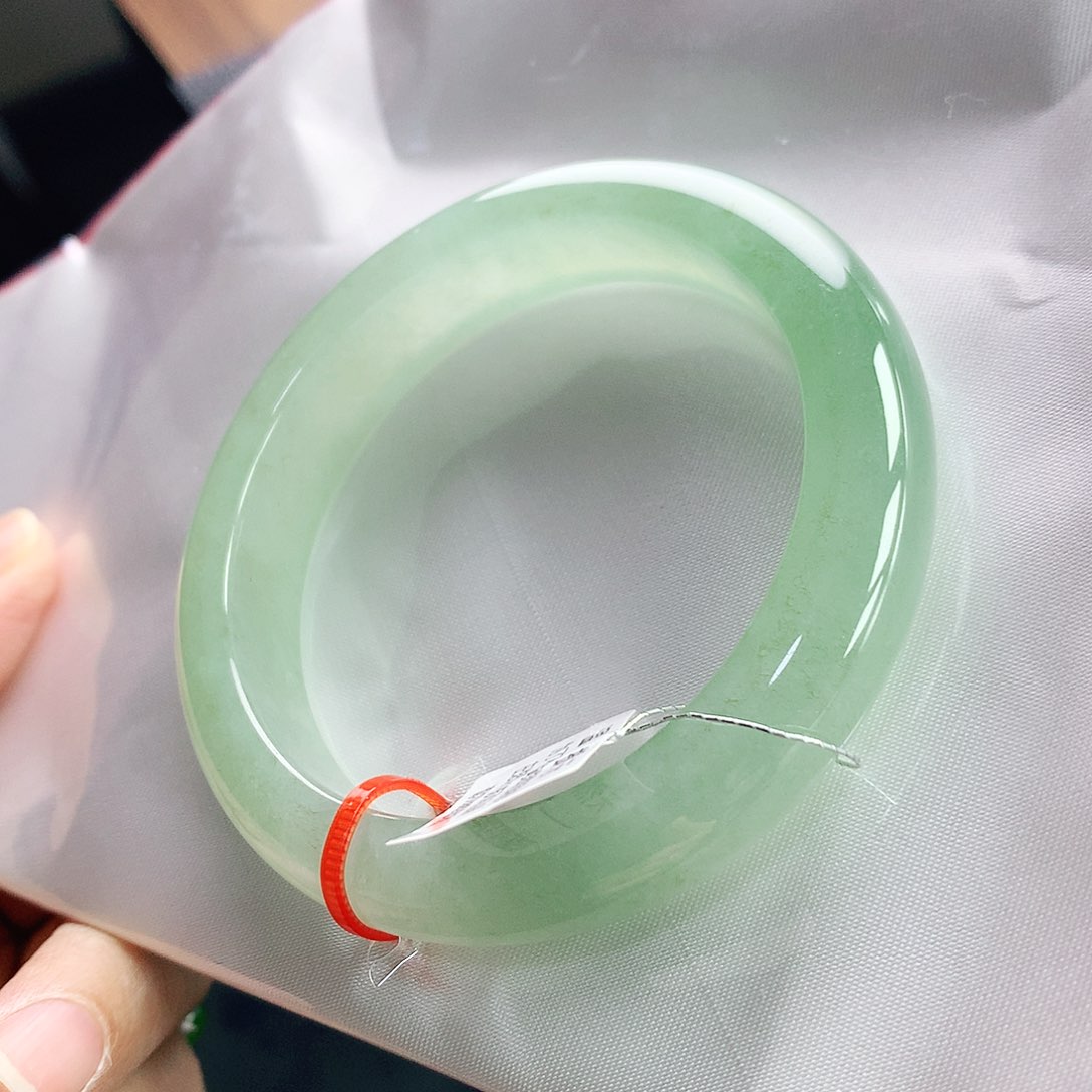 翡翠手镯未镶嵌54圈