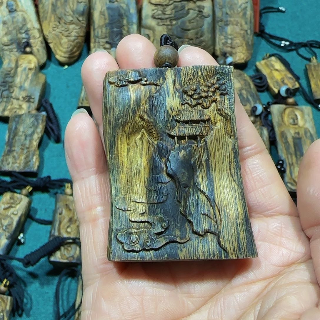 沉香吊坠海南白奇乌身老料山水牌带绳21.7克