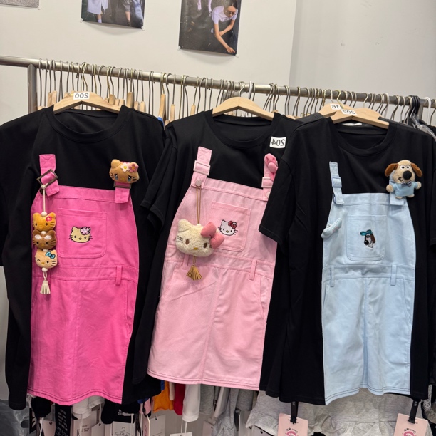 韩国小众设计夏季新款减龄风甜美休闲玫红猫咪玩偶背带T恤上衣女