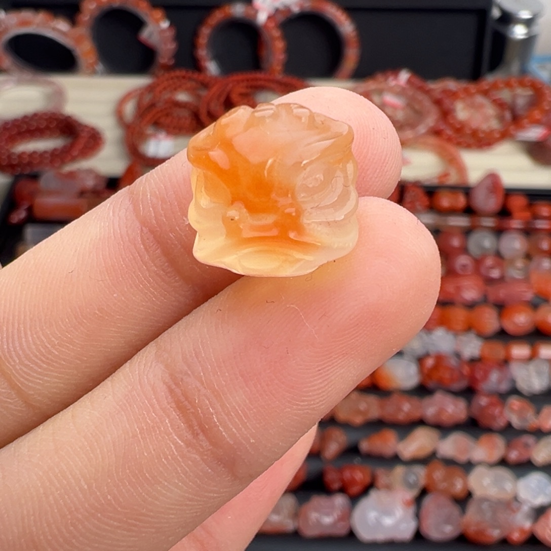 南红玛瑙未镶嵌颈饰醒狮头