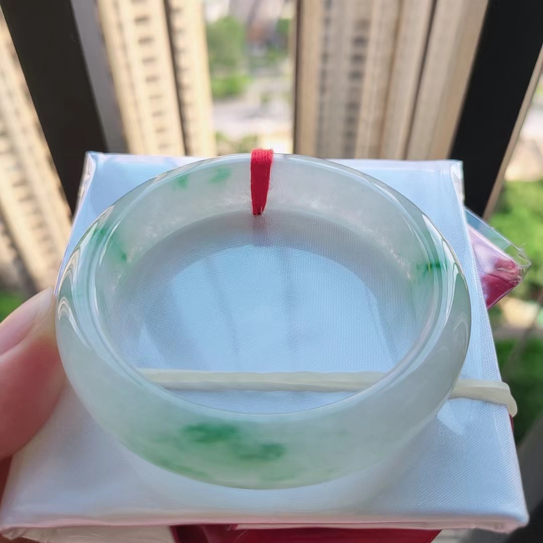 50.8正圈糯冰飘阳绿花翡翠手镯，种老冰透水润。