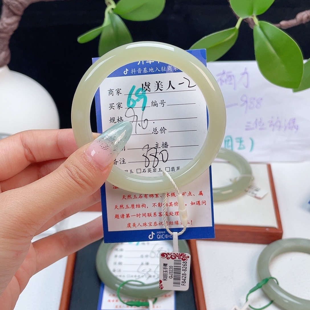 和田玉手镯未镶嵌