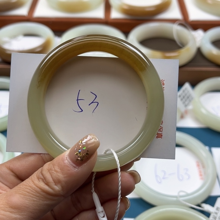 和田玉未镶嵌手镯一***。