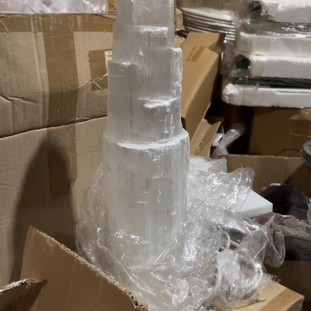 在****施陶瓷花瓶，仿真绿植。