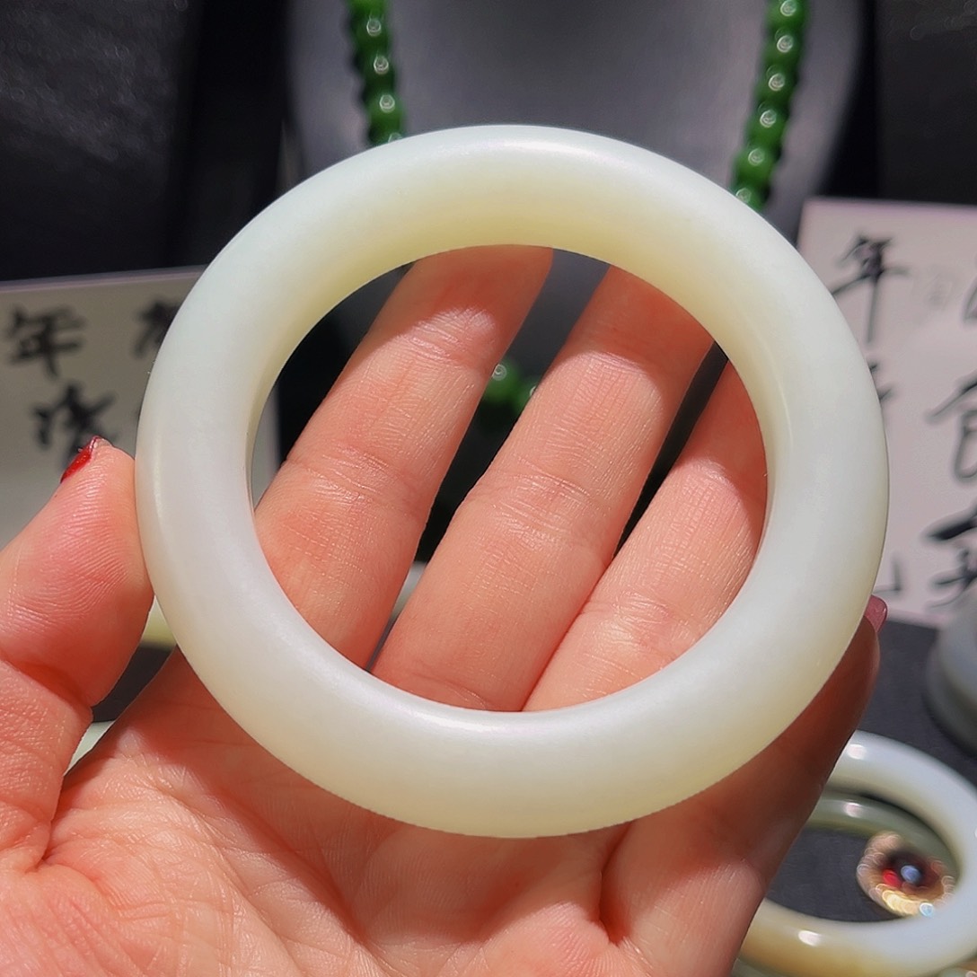 未镶嵌手镯和田玉安*?