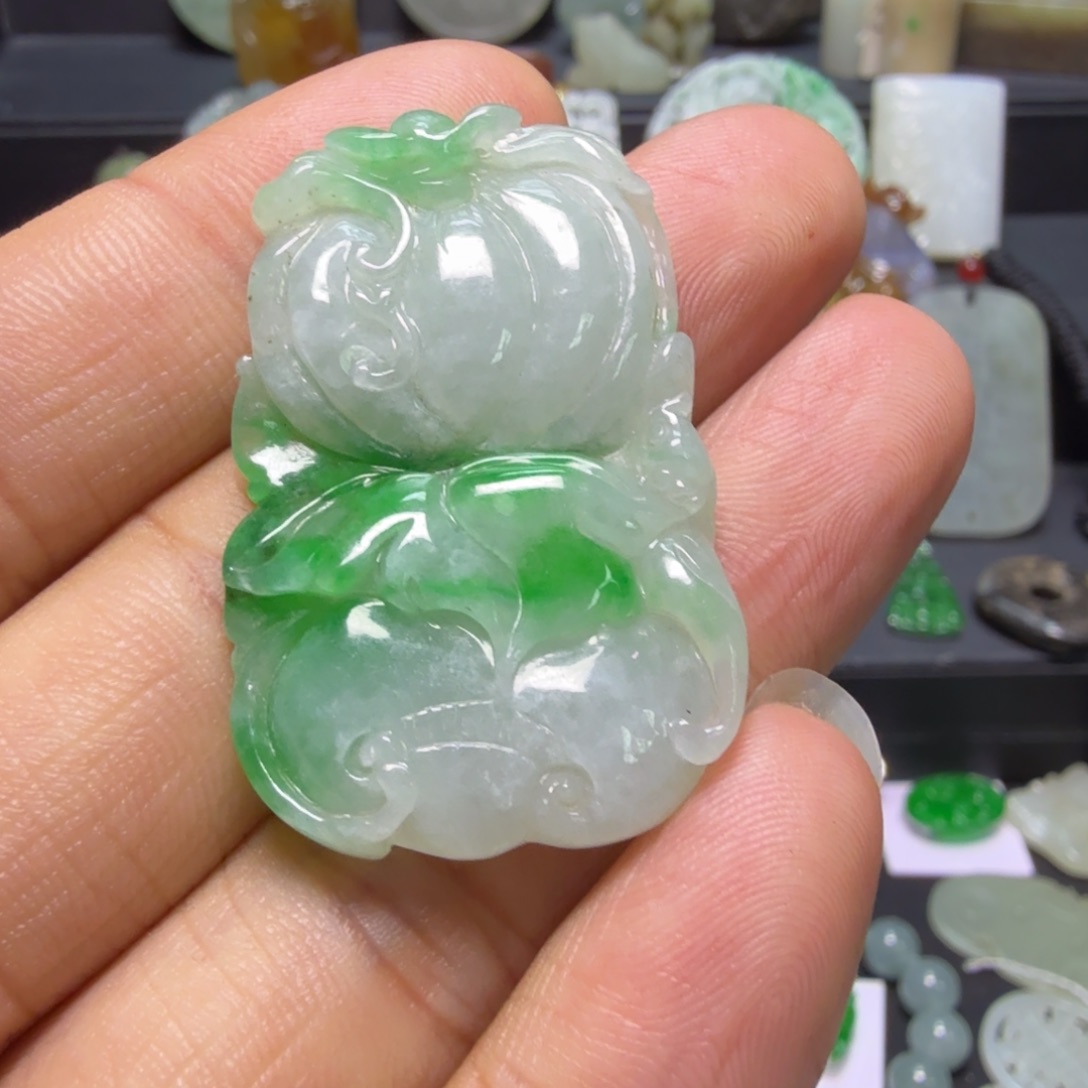 玉***轩翡翠未镶嵌颈饰吊坠