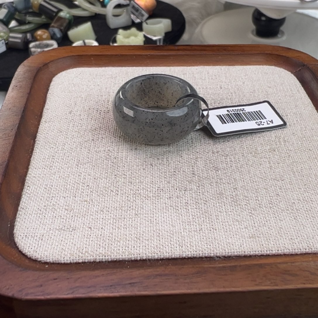 和田玉未镶嵌戒指w21黑芝麻糊轮胎17.4不退换