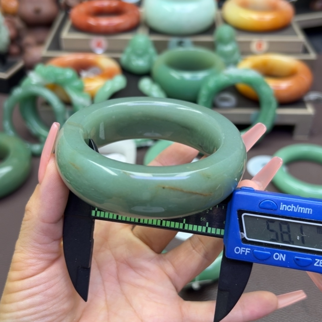 未镶嵌手镯石英岩玉