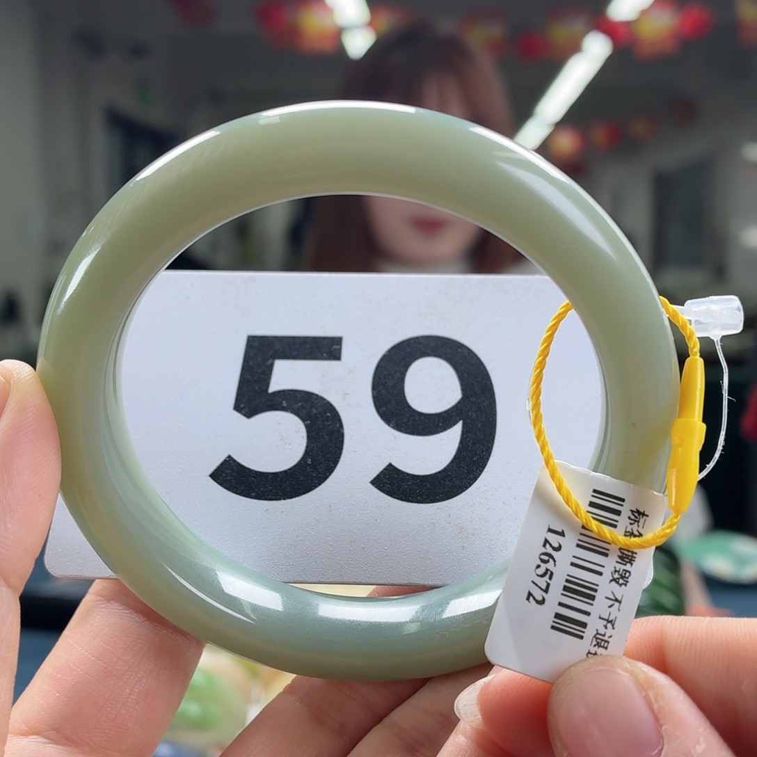 和田玉未镶嵌手镯微纹