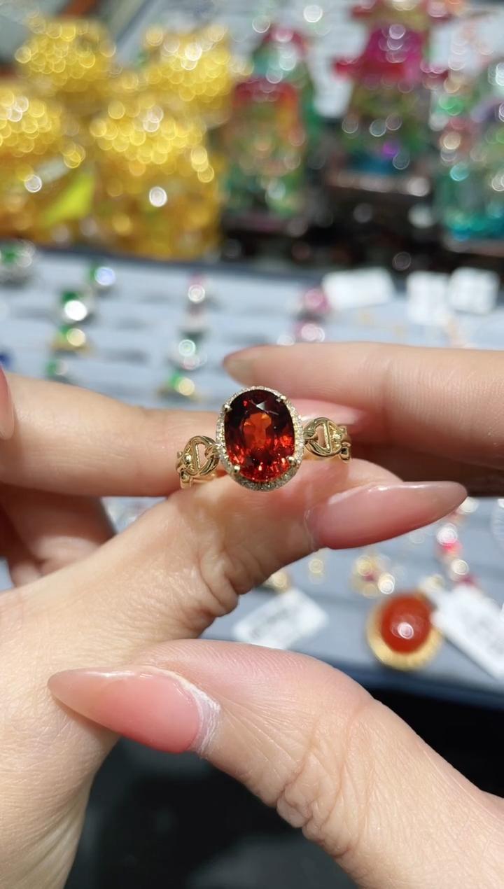  18K金镶嵌天然芬达石戒指