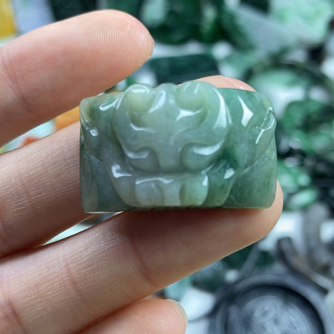 翡翠颈饰未镶嵌吊坠