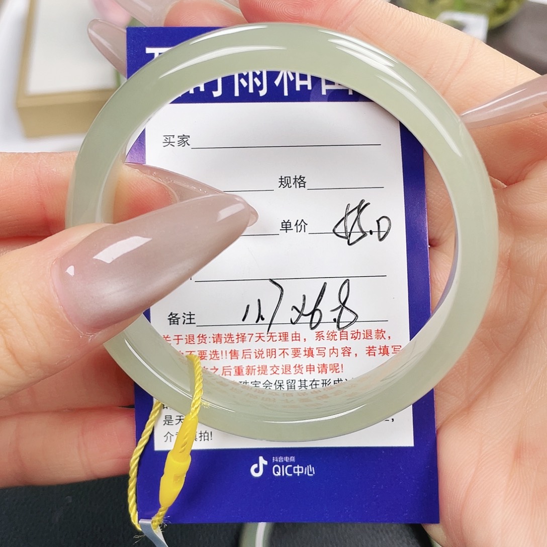 奶***巫和田玉未镶嵌手镯