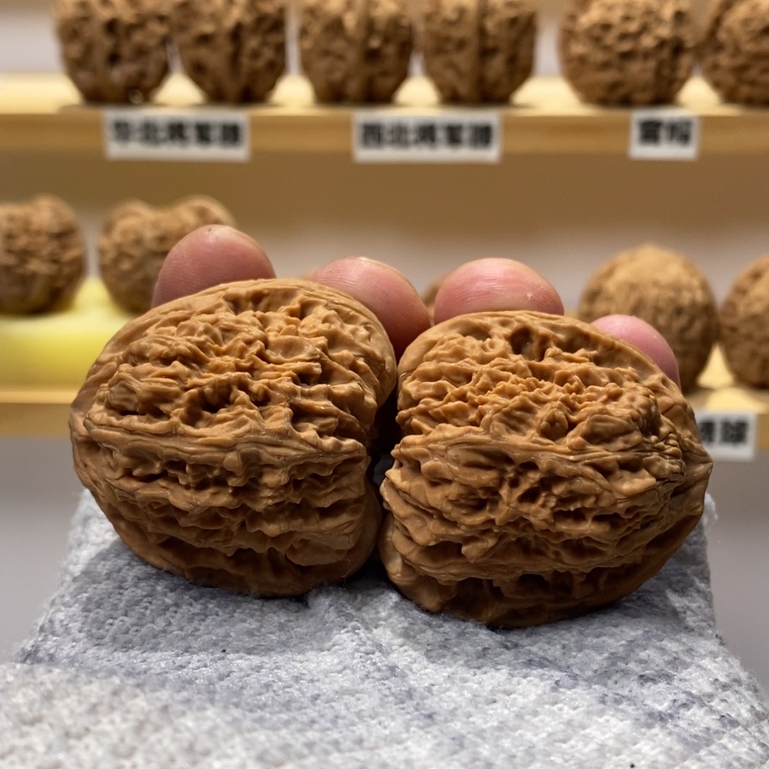 吊坠文玩核桃41尺寸全品南疆石高炮三角（点黄）