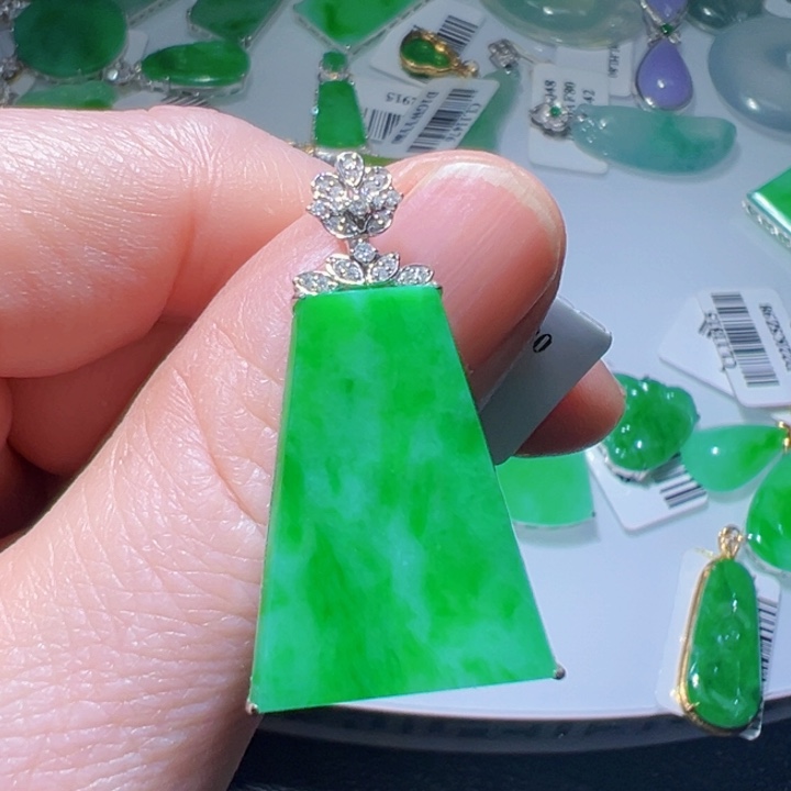 颈饰18K金镶嵌翡翠