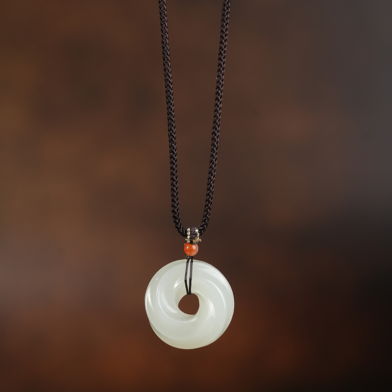 【鑫浩矿业】新疆和田玉-暖色莫比乌斯环平安扣吊坠挂件一件25mm