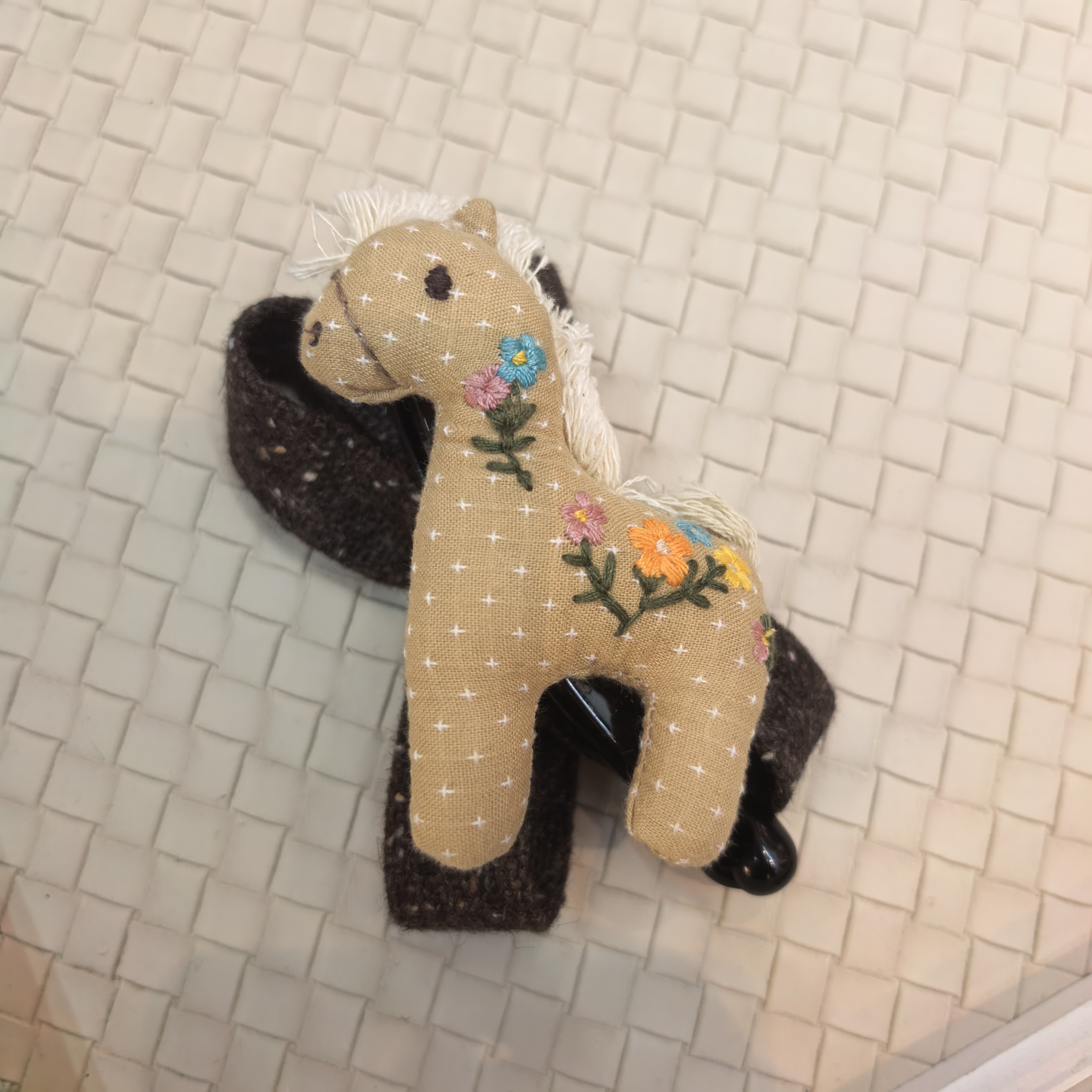 A879刺绣小马蝴蝶结AB面香蕉夹发夹