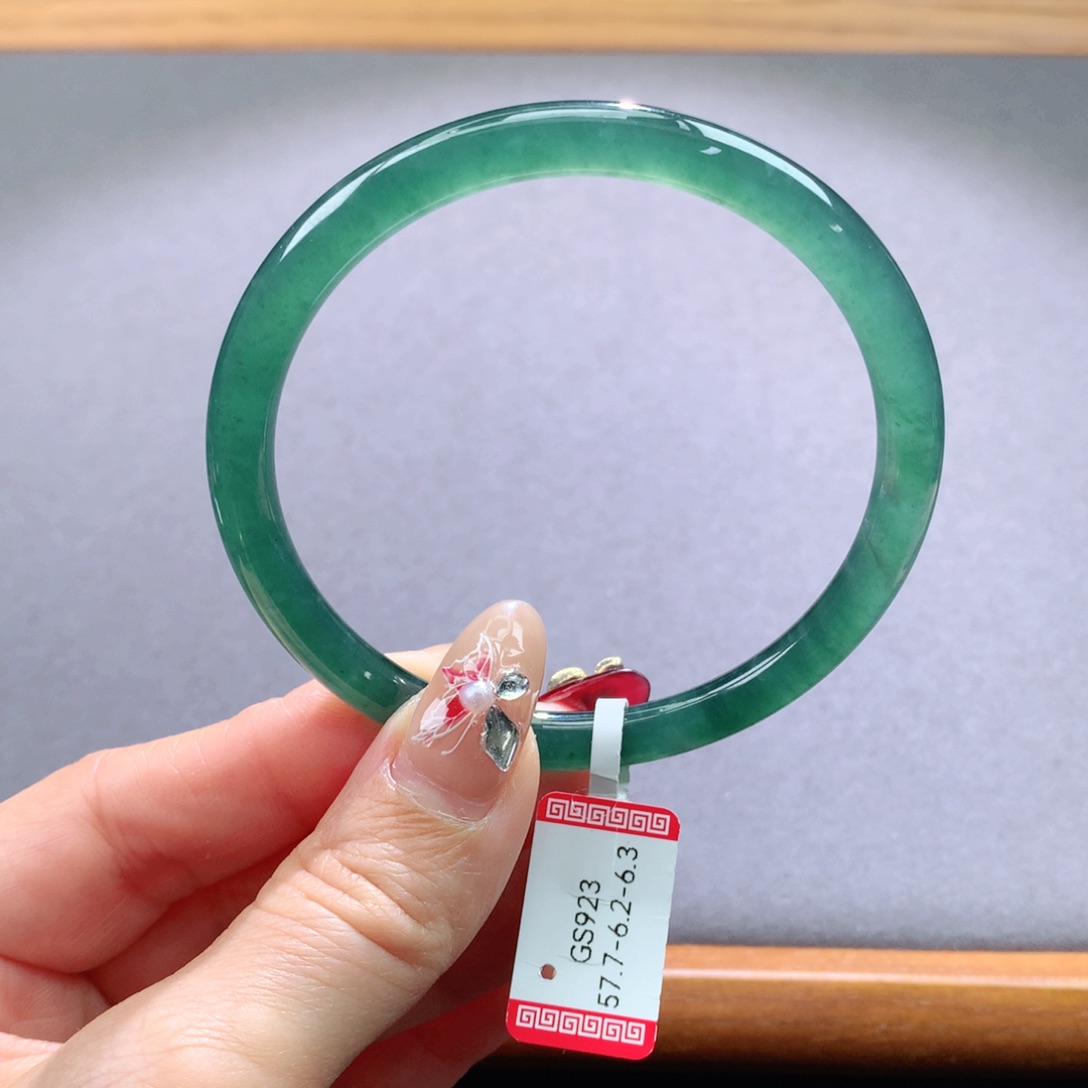 翡翠手镯未镶嵌九**?天然翡翠手镯叮当镯