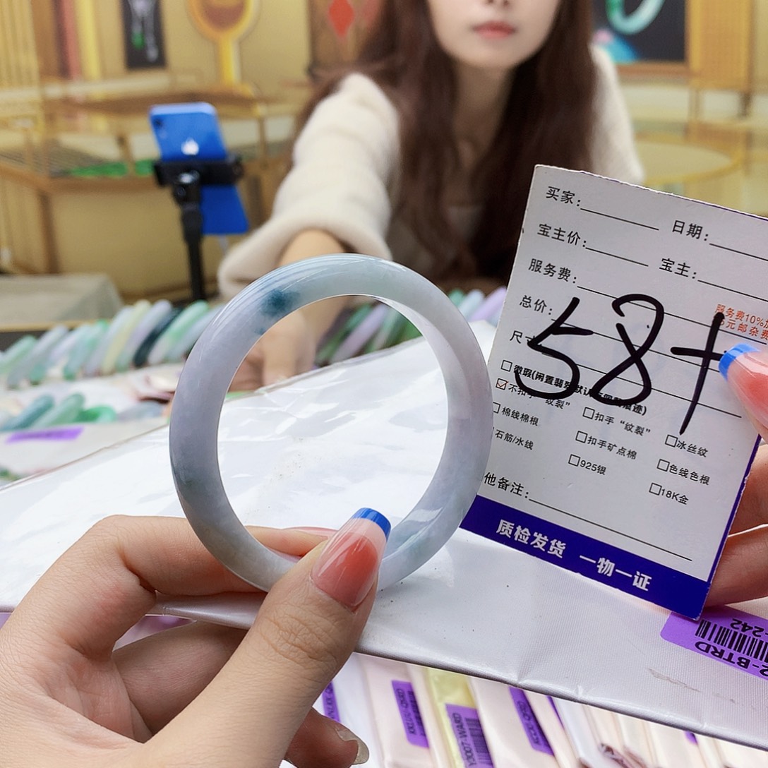 翡翠未镶嵌手镯900……