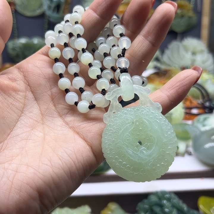 蛇纹石玉未镶嵌颈饰