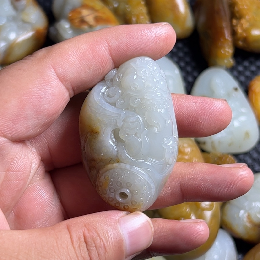 辛***巴和田玉未镶嵌颈饰