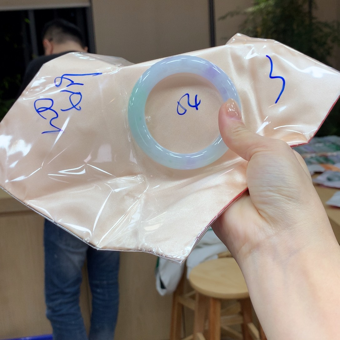 翡翠手镯未镶嵌不退不换