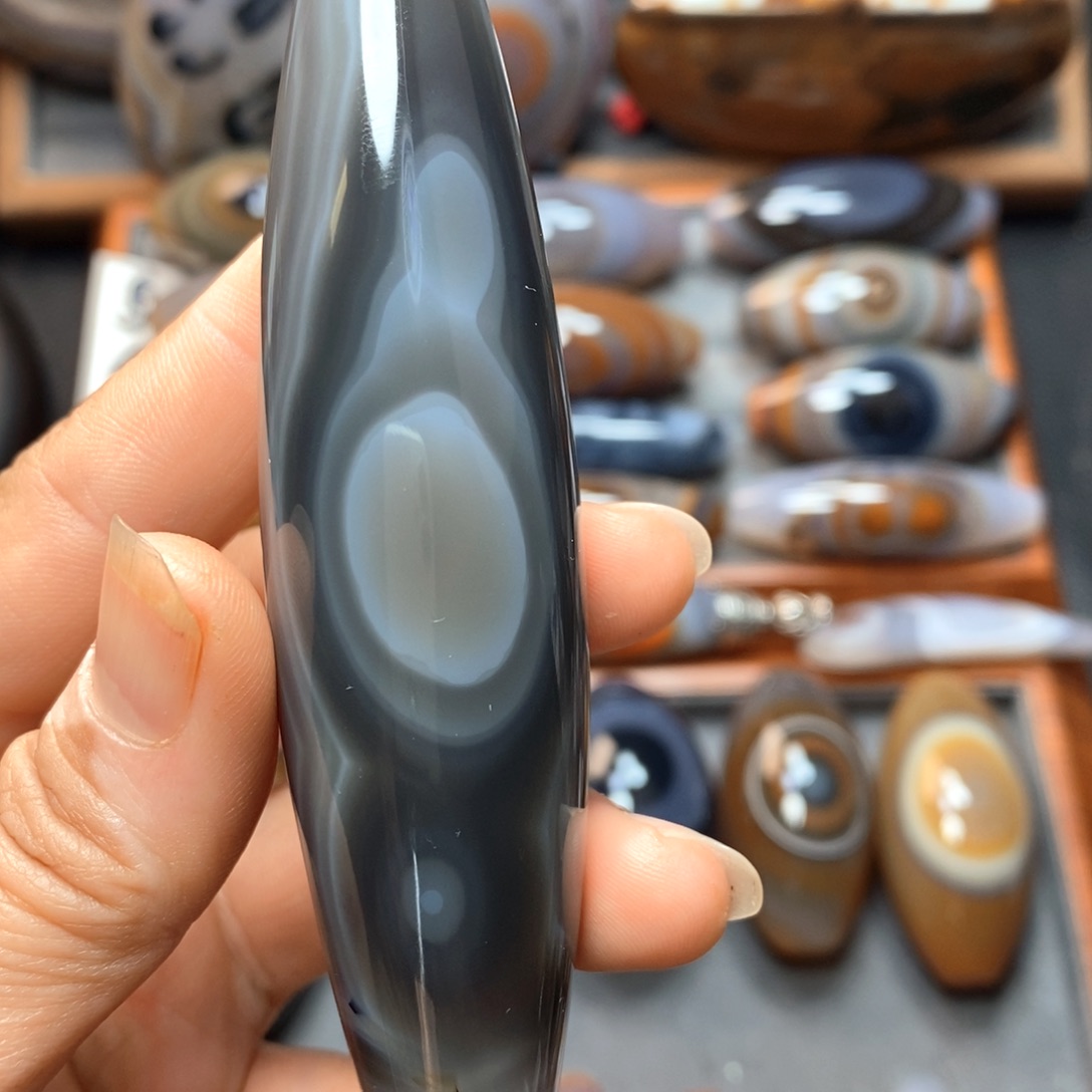 肥***点玛瑙/玉髓未镶嵌珠宝奇石