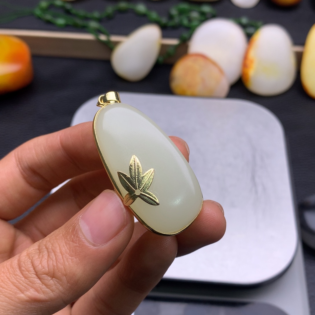 和田玉颈饰未镶嵌慕*来