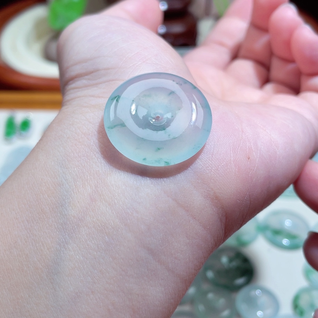 翡翠颈饰未镶嵌平安扣