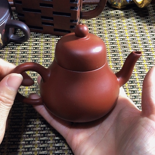 紫砂茶壶原矿泥料手工制作紫砂壶。