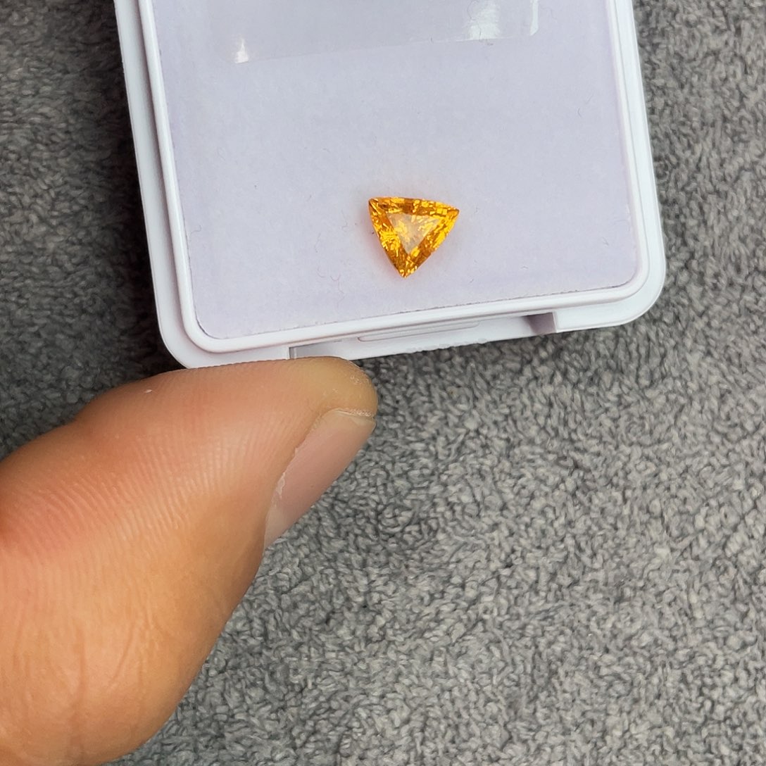 石榴石（芬达石）裸石未镶嵌1.23Ct。