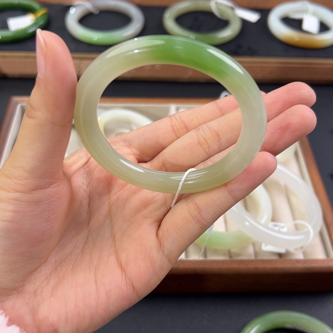 ****和田玉未镶嵌手镯有微瑕