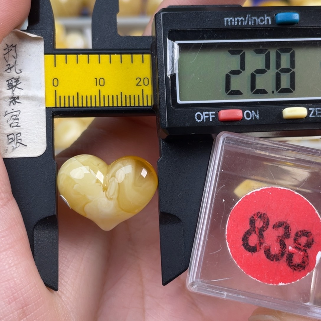 蜜蜡未镶嵌珠宝奇石