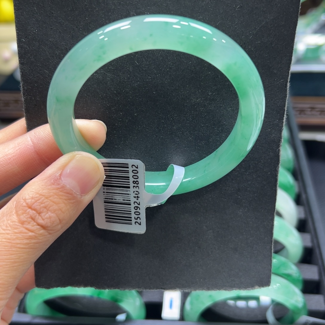 小***贝石英质玉未镶嵌手镯