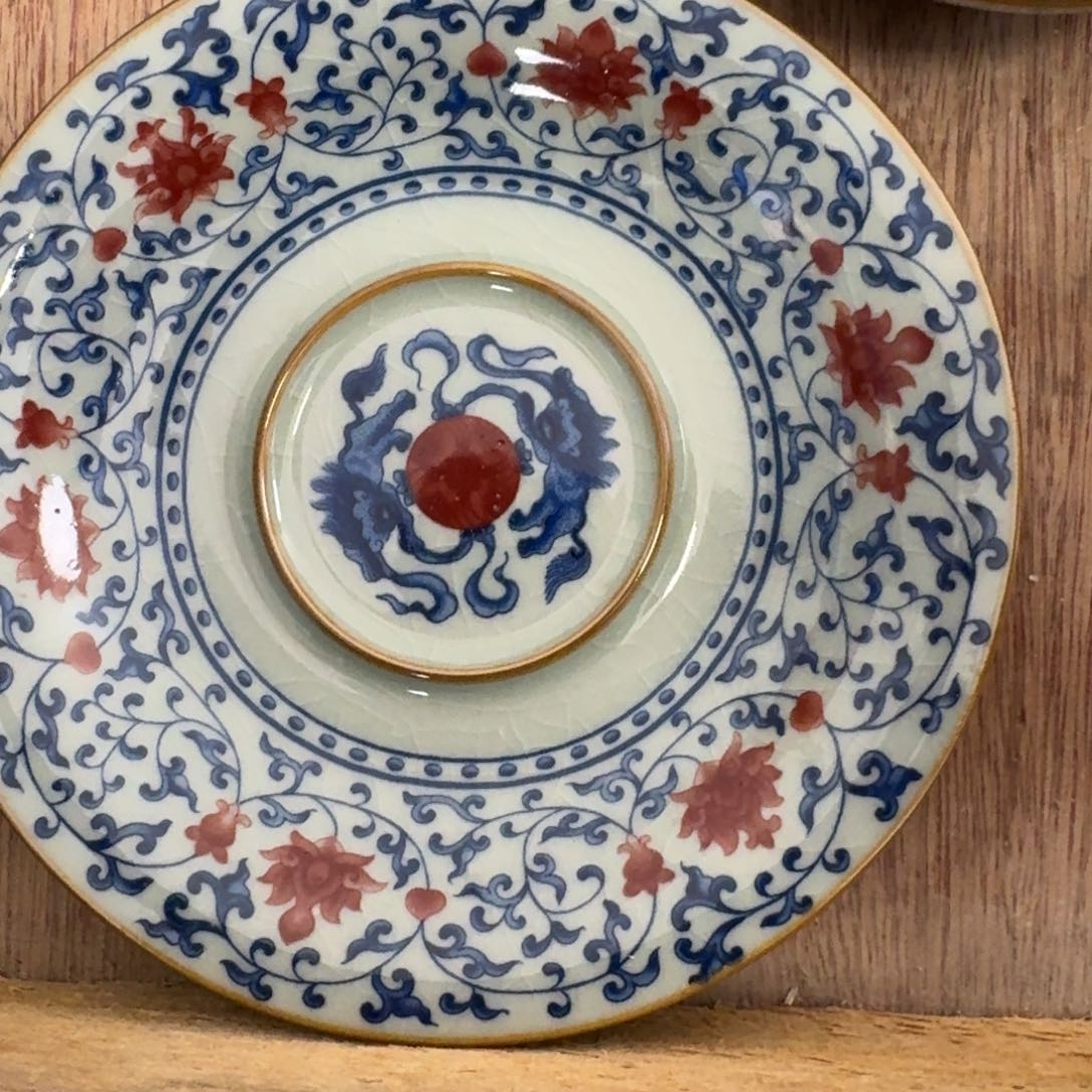 缠枝莲釉里红元宝盖碗