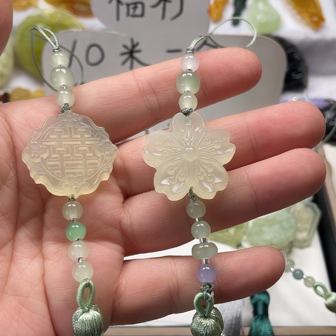 温***酒蛇纹石玉未镶嵌颈饰